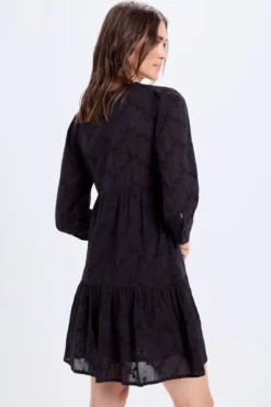 Vestido curto bordado