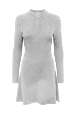 Vestido curto canelado com flare