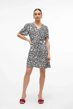 Vestido curto com botões
