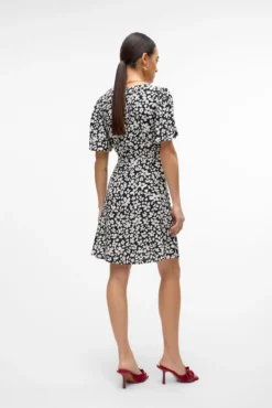 Vestido curto com botões