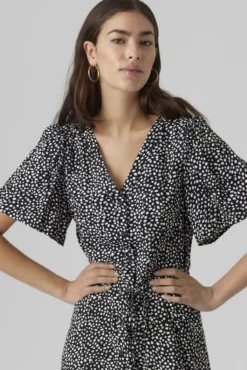Vestido curto com botões
