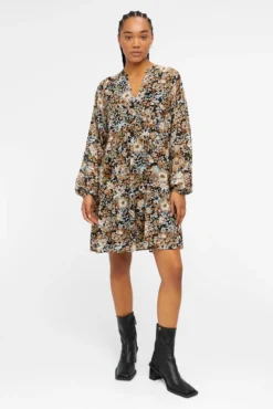 Vestido curto com capa