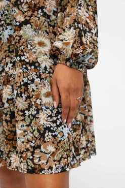 Vestido curto com capa