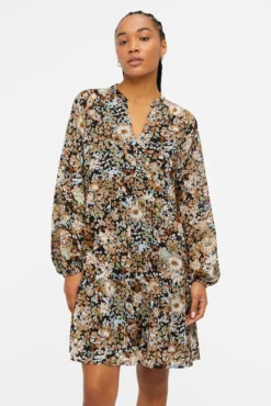 Vestido curto com capa