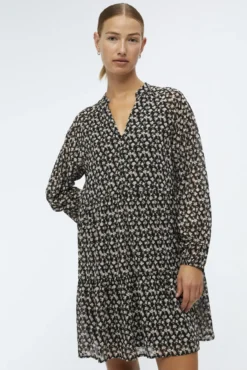 Vestido curto com capa