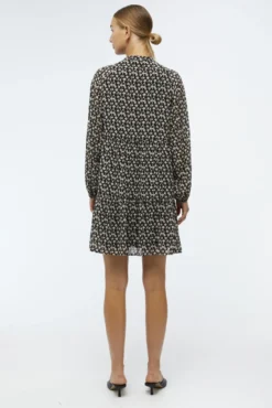Vestido curto com capa