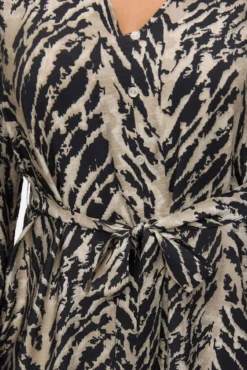 Vestido curto com decote em bico e gola manga comprida