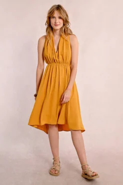 Vestido curto com decote halter