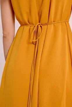 Vestido curto com decote halter