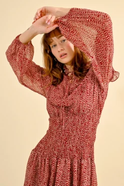 Vestido curto, com estampado e babados.