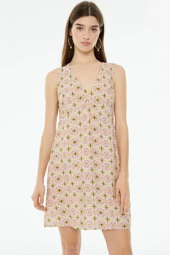 Vestido curto com estampado geométrica