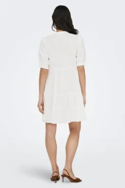 Vestido curto com folhos