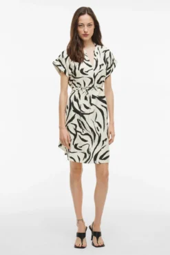 Vestido curto com gola mao e viscose