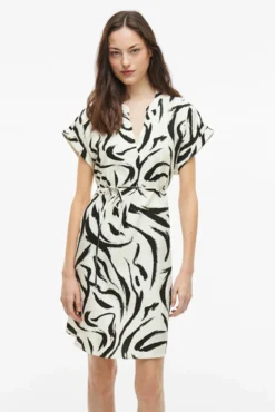 Vestido curto com gola mao e viscose