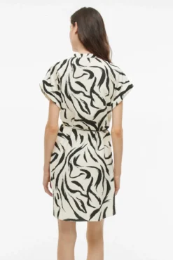 Vestido curto com gola mao e viscose
