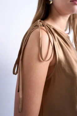 Vestido curto com manga assimétricas