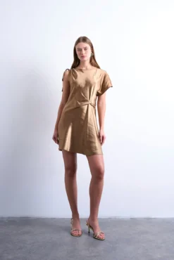Vestido curto com manga assimétricas