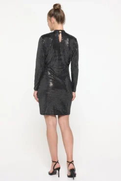 Vestido curto com manga comprida