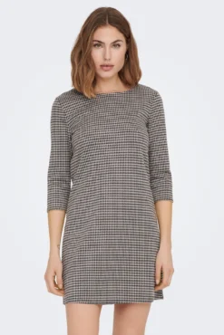 Vestido curto com mangas 3/4