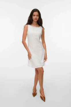Vestido curto com recortes
