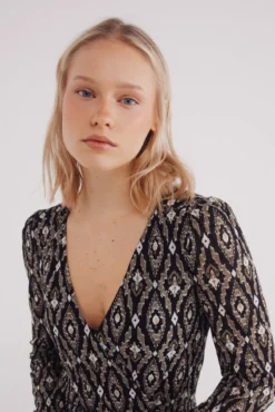 Vestido curto com saia de borracha estampado