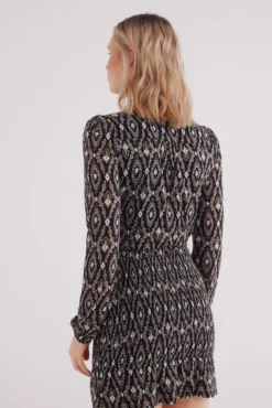 Vestido curto com saia de borracha estampado