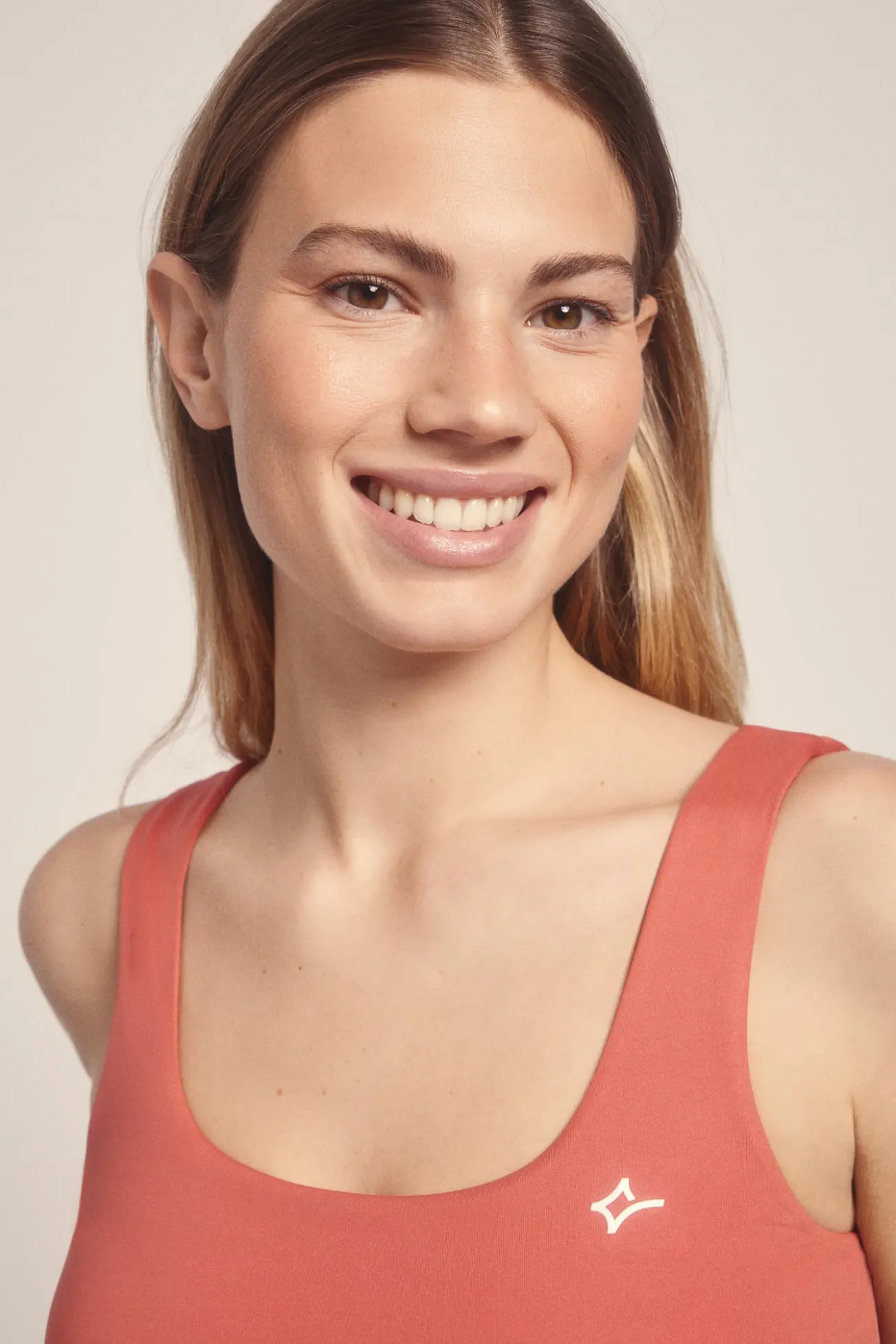 Vestido curto coral com alças