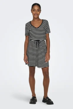 Vestido curto corte regular decote em V
