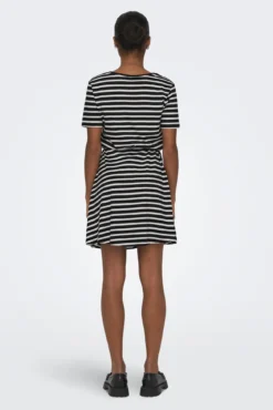 Vestido curto corte regular decote em V
