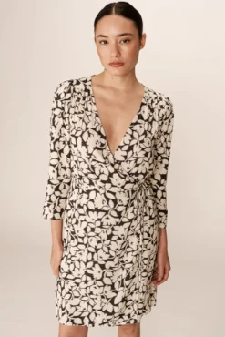 Vestido curto corte reto