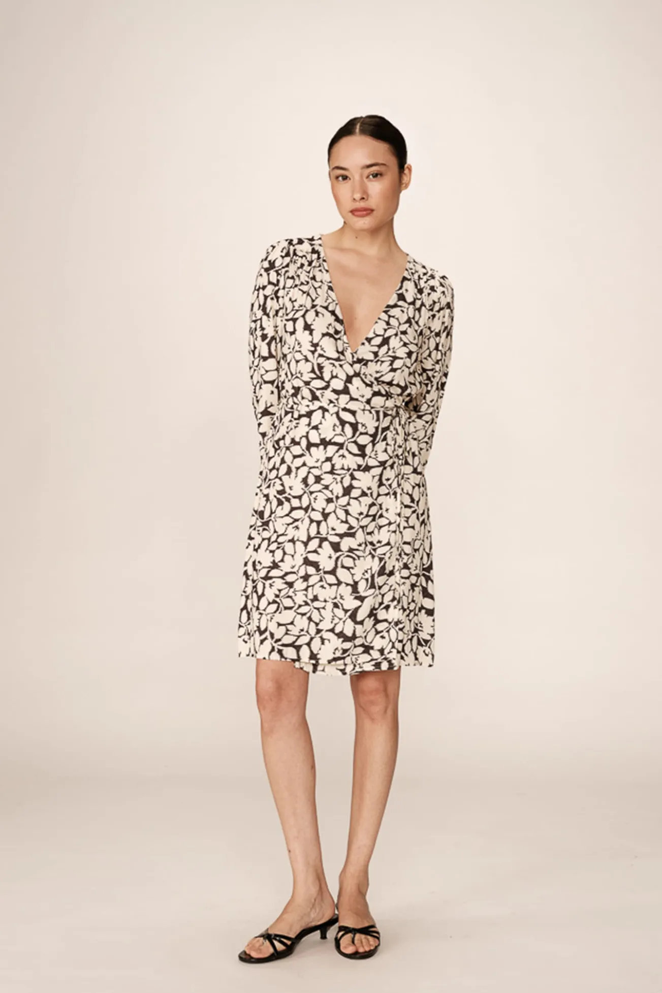 Vestido curto corte reto