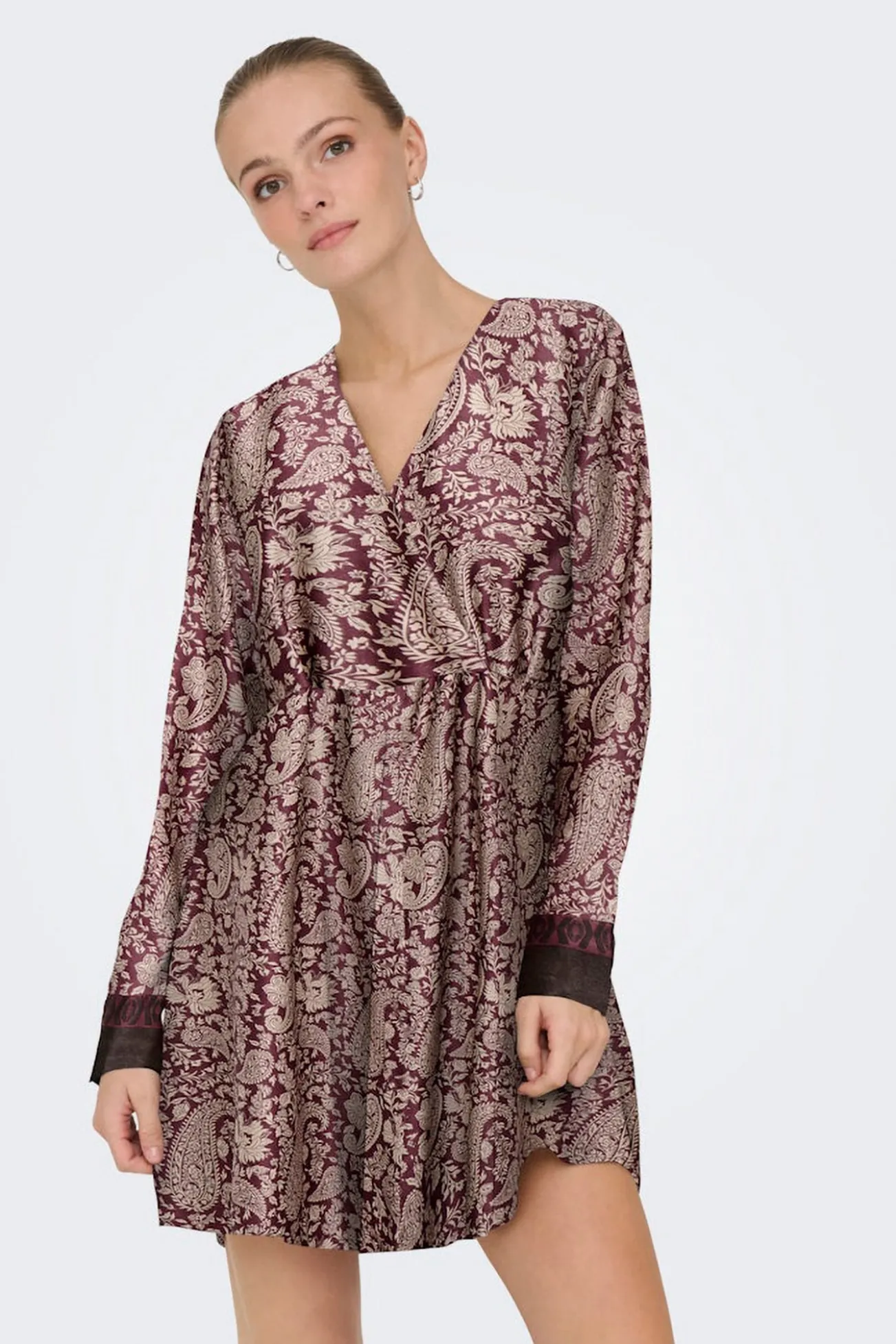 Vestido curto de cetim