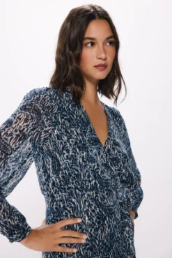 Vestido curto de chiffon com estampado de lurex