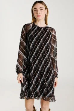 Vestido curto de chiffon plissado