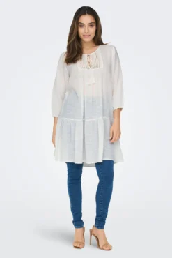 Vestido curto decote redondo