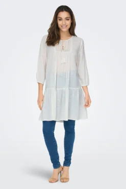 Vestido curto decote redondo