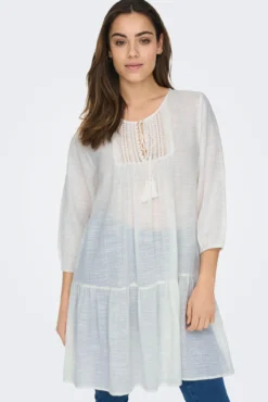Vestido curto decote redondo