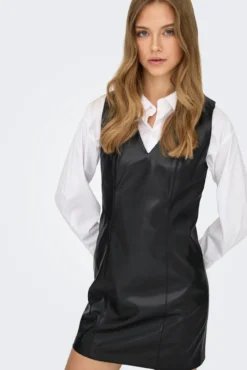 Vestido curto de couro vegano