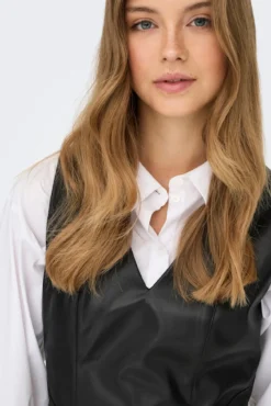 Vestido curto de couro vegano