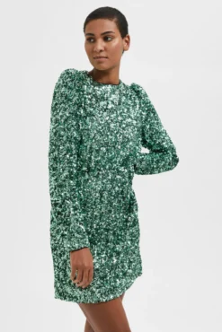 Vestido curto de festa com lantejoulas