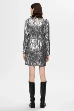 Vestido curto de lantejoulas feito com materiais reciclados.