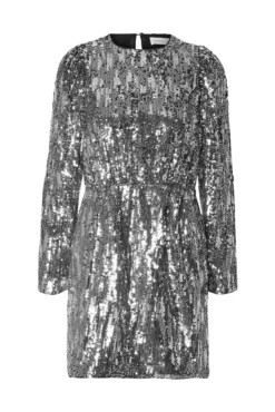 Vestido curto de lantejoulas feito com materiais reciclados.