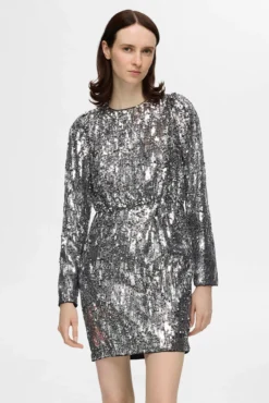 Vestido curto de lantejoulas feito com materiais reciclados.