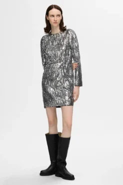 Vestido curto de lantejoulas feito com materiais reciclados.