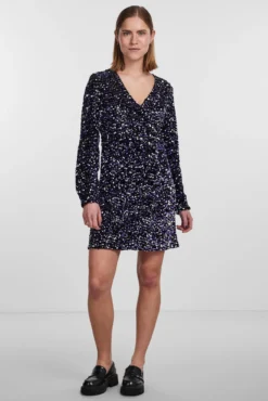 Vestido curto de lantejoulas