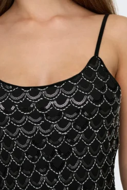 Vestido curto de lantejoulas