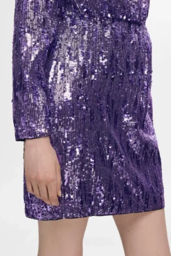 Vestido curto de lantejoulas feito com materiais reciclados.