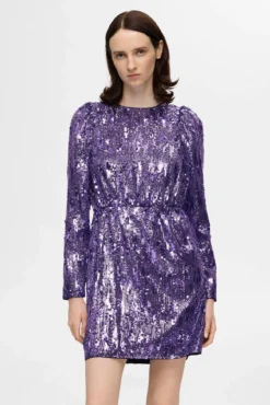 Vestido curto de lantejoulas feito com materiais reciclados.