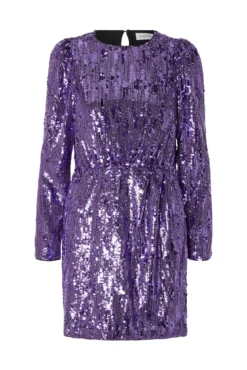 Vestido curto de lantejoulas feito com materiais reciclados.