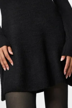 Vestido curto de malha com punhos